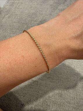 Yearly Co Classic Twist Bangle